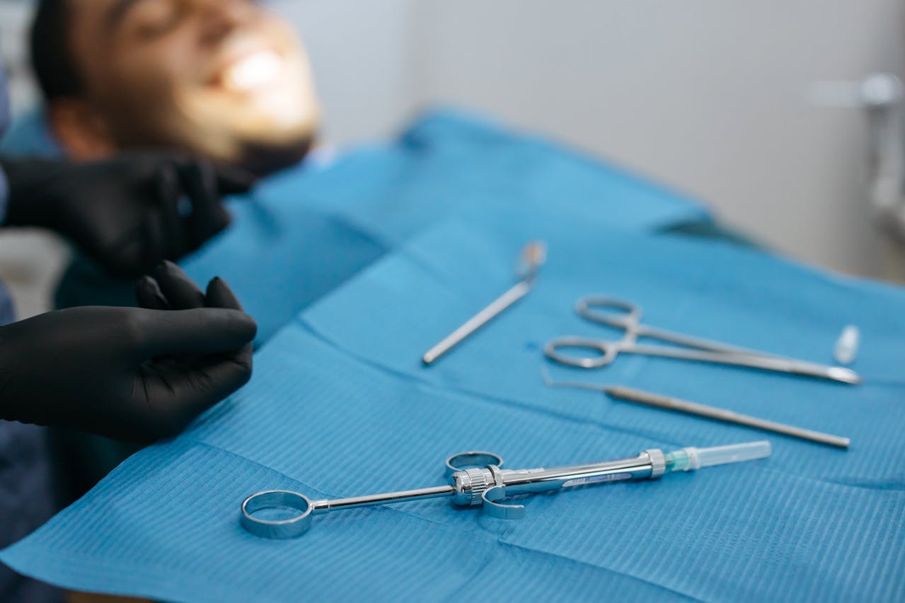 Protetyk stomatologiczny – specjalizacja, usługi i znaczenie dla zdrowia jamy ustnej BIAŁY UŚMIECH IMPLANTOLOGIA I ESTETYKA DARIA BIEGESZ Protetyk stomatologiczny – specjalizacja, usługi i znaczenie dla zdrowia jamy ustnej